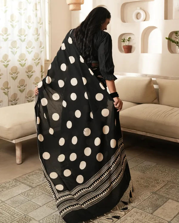 Black_Cotton_Polka_Dot_Mul_Saree_With_Tassels_For_Women